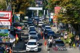 Kendaraan melintasi Kawasan Wisata Farmhouse dan The Great Asia Africa saat pemberlakuan satu arah di Lembang, Kabupaten Bandung Barat, Jawa Barat, Minggu (23/4/2023). Polres Cimahi memberlakukan satu arah menuju kawasan wisata Lembang secara situasional guna mengurai kepadatan kendaraan. ANTARA FOTO/Raisan Al Farisi/agr