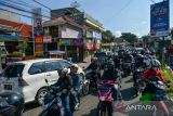 Kendaraan terjebak kemacetan saat pemberlakuan satu arah di Lembang, Kabupaten Bandung Barat, Jawa Barat, Minggu (23/4/2023). Polres Cimahi memberlakukan satu arah menuju kawasan wisata Lembang secara situasional guna mengurai kepadatan kendaraan. ANTARA FOTO/Raisan Al Farisi/agr