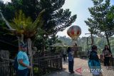 Wisatawan berada di sebuah lokasi foto dengan tema balon udara di kawasan wisata Farmhouse, Lembang, Kabupaten Bandung Barat, Jawa Barat, Minggu (23/4/2023). Dengan tidak diberlakukannya pembatasan masyarakat, Pemerintah Kabupaten Bandung Barat menargetkan jumlah wisatawan yang akan berkunjung ke kawasan wisata di Lembang pada libur Lebaran 2023 meningkat 30 persen dibandingkan dengan tahun lalu. ANTARA FOTO/Raisan Al Farisi/agr