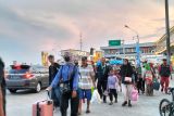 Penumpang pejalan kaki terus padati Pelabuhan Bakauheni