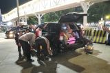 Polisi bantu kendaraan pemudik saat mogok di area Pelabuhan Bakauheni