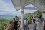 Pengunjung menikmati suasana di menara Bukit Khayangan, Sungai Penuh, Jambi, Minggu (23/4/2023). Tempat wisata yang berada di ketinggian 1.500 mdpl dengan panorama hamparan sawah, pemukiman dan Danau Kerinci itu menjadi salah satu pilihan warga untuk menikmati libur Lebaran 1444 H bersama keluarga. ANTARA FOTO/Wahdi Septiawan/nym.
