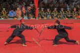 Dua pesilat menampilkan atraksi disaksikan para pemimpin adat pada Kenduri Sko tahunan masyarakat Sekungkung dan Tambak Tinggi, Kerinci, Jambi, Senin (24/4/2023). Kegiatan tahunan yang menampilkan atraksi seni tradisi masyarakat adat setempat itu dilakukan dalam rangka halal bihalal Hari Raya Idul Fitri 1444 Hijriah. ANTARA FOTO/Wahdi Septiawan/YU