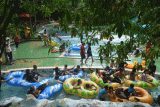 Sejumlah wisatawan bermain di kolam ombak saat berwisata air di The Jungle Waterpark, Kota Bogor, Jawa Barat, Minggu (23/4/2023). Sekitar 4.500 orang wisatawan yang berasal dari wilayah Jabodetabek, Bandung, Semarang dan Palembang mengunjungi wisata air The Jungle Bogor pada hari kedua libur Lebaran. ANTARA FOTO/Arif Firmansyah/nym.