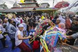 Warga berebut uang saat tradisi Lebaran Batumbang Apam di halaman Masjid Al Munawwarah, Kabupaten Hulu Sungai Tengah, Kalimantan Selatan, Selasa (25/4/2023). Batumbang Apam merupakan salah satu tradisi Suku Banjar yang digelar saat Lebaran dan diwariskan dari orang tua kepada anak cucu dengan harapan agar anak senantiasi suka ke Masjid. ANTARA/Bayu Pratama S.