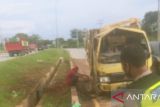 Truk engkel bahan konstruksi tergelincir di jalan lintas Palembang