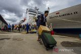 Sejumlah penumpang bejalan keluar dari Kapal Motor (KM) Dharma Kartika IX di Pelabuhan Trisakti Banjarmasin, Kalimantan Selatan, Rabu (26/4/2023). Menurut pihak Kantor Kesyahbandaran dan Otoritas Pelabuhan (KSOP) Kelas I Banjarmasin mempridiksi puncak arus balik Lebaran di Pelabuhan Trisakti Banjarmasin terjadi pada Kamis (27/4/2023). ANTARA/Bayu Pratama S.