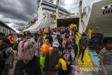 Sejumlah penumpang bejalan keluar dari Kapal Motor (KM) Dharma Kartika IX di Pelabuhan Trisakti Banjarmasin, Kalimantan Selatan, Rabu (26/4/2023). Menurut pihak Kantor Kesyahbandaran dan Otoritas Pelabuhan (KSOP) Kelas I Banjarmasin mempridiksi puncak arus balik Lebaran di Pelabuhan Trisakti Banjarmasin terjadi pada Kamis (27/4/2023). ANTARA/Bayu Pratama S.