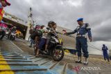 Penumpang menggunakan kendaraan roda dua keluar dari Kapal Motor (KM) Dharma Kartika IX di Pelabuhan Trisakti Banjarmasin, Kalimantan Selatan, Rabu (26/4/2023). Menurut pihak Kantor Kesyahbandaran dan Otoritas Pelabuhan (KSOP) Kelas I Banjarmasin mempridiksi puncak arus balik Lebaran di Pelabuhan Trisakti Banjarmasin terjadi pada Kamis (27/4/2023). ANTARA/Bayu Pratama S.