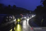 Kendaraan pemudik terjebak kemacetan di Lingkar Gentong, Kabupaten Tasikmalaya, Jawa Barat, Selasa (25/4/2023). Arus balik H+3 Lebaran, di jalur Selatan dari arah Jawa Tengah menuju Bandung dan Jakarta serta sebaliknya terpantau padat merayap. ANTARA FOTO/Adeng Bustomi/agr