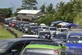 Kendaraan pemudik terjebak kemacetan di Lingkar Gentong, Kabupaten Tasikmalaya, Jawa Barat, Selasa (25/4/2023). Arus balik H+3 Lebaran, Polres Tasikmalaya Kota memberlakukan sistem satu arah dari Pos Pengamanan Simpang Panyusuhan menuju Garut untuk mengurai kepadatan dan kemacetan pemudik. ANTARA FOTO/Adeng Bustomi/agr