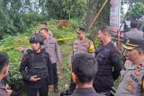 Sembilan Granat dan satu kotak peluru aktif ditemukan warga saat bersihkan longsor di Padang Panjang