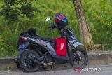 Pemudik motor beristirahat di tepi Jalan Trans Kalimantan di Kandangan, Kabupaten Hulu Sungai Selatan, Kalimantan Selatan, Rabu (26/4/2023). Pada H+4 Lebaran, arus lalu lintas pemudik di ruas jalan nasional Kalimantan Selatan terpantau mengalami peningkatan. ANTARA/Bayu Pratama S.