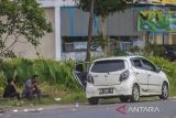 Pemudik beristirahat di tepi Jalan Trans Kalimantan di Kandangan, Kabupaten Hulu Sungai Selatan, Kalimantan Selatan, Rabu (26/4/2023). Pada H+4 Lebaran, arus lalu lintas pemudik di ruas jalan nasional Kalimantan Selatan terpantau mengalami peningkatan. ANTARA/Bayu Pratama S.