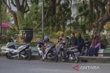 Pemudik motor beristirahat di tepi Jalan Trans Kalimantan di Kandangan, Kabupaten Hulu Sungai Selatan, Kalimantan Selatan, Rabu (26/4/2023). Pada H+4 Lebaran, arus lalu lintas pemudik di ruas jalan nasional Kalimantan Selatan terpantau mengalami peningkatan. ANTARA/Bayu Pratama S.