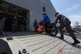 Personel TNI AL membantu pemudik masuk ke KRI Banjarmasin-592 di Koarmada II, Surabaya, Jawa Timur, Selasa (25/4/2023). Sekitar 170 pemudik berikut sepeda motornya mengikuti program 