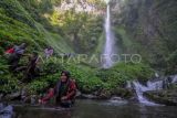 Sejumlah pengunjung menuruni tebing Air Terjun Pancuran Rayo di Pulau Tengah, Kerinci, Jambi, Selasa (25/4/2023). Air terjun dengan ketinggian 150 meter di dalam kawasan Taman Nasional Kerinci Seblat (TNKS) itu menjadi salah satu pilihan warga untuk menikmati libur Lebaran 1444 H. ANTARA FOTO/Wahdi Septiawan/YU