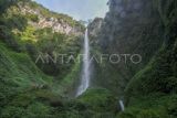 Sejumlah pengunjung menaiki tebing Air Terjun Pancuran Rayo di Pulau Tengah, Kerinci, Jambi, Selasa (25/4/2023). Air terjun dengan ketinggian 150 meter di dalam kawasan Taman Nasional Kerinci Seblat (TNKS) itu menjadi salah satu pilihan warga untuk menikmati libur Lebaran 1444 H. ANTARA FOTO/Wahdi Septiawan/YU