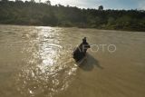 Mahout (pawang) menuntun gajah sumatra (Elephas maximus sumatranus) menyebrang sungai di Taman Wisata Alam Seblat di Kabupaten Bengkulu Utara, Provinsi Bengkulu. Sebanyak 10 gajah jinak dibina dikawasan pusat pelatihan gajah tersebut. ANTARA FOTO/Muhammad Izfaldi/YU