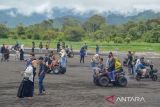 Sejumlah pengunjung menikmati suasana di Taman Wisata Maro Alam Sungai Keluang, Gunung Tujuh, Kerinci, Jambi, Rabu (26/4/2023). Wisata alam yang muncul pascabanjir material vulkanik Gunung Kerinci pada Januari 2023 itu dikelola oleh Badan Usaha Milik Desa (Bumdes) Sungai Rumpun dan menjadi tujuan wisata saat libur Lebaran. ANTARA FOTO/Wahdi Septiawan/tom.