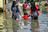 Warga menerjang banjir yang terjadi di Kampung Bojongasih, Dayeuhkolot, Kabupaten Bandung, Jawa Barat, Kamis (27/4/2023). Banjir setinggi 50 sentimeter hingga satu meter sejak Rabu (26/4/2023) malam akibat luapan Sungai Citarum tersebut disebabkan intensitas hujan yang tinggi di kawasan Bandung Raya. ANTARA FOTO/Raisan Al Farisi/agr