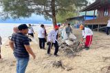 Warga bantu sisir sampah di Pantai Ujung Pandaran