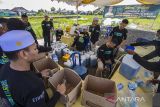 Relawan menyiapkan bensin gratis yang dibagikan kepada Jamaah Puncak Haul ke-217 Maulana Syekh Muhammad Arsyad Al Banjary (Datu Kalampayan) di Desa Dalam Pagar Ulu, Kabupaten Banjar, Kalimantan Selatan, Kamis (27/4/2023). Sebanyak 2 ribu liter bensin jenis pertalite dibagikan relawan secara gratis kepada jamaah haul yang hadir pada Peringatan Haul Datu Kalampayan tersebut. ANTARA/Bayu Pratama S.