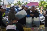 Relawan menyiapkan bensin gratis yang dibagikan kepada Jamaah Puncak Haul ke-217 Maulana Syekh Muhammad Arsyad Al Banjary (Datu Kalampayan) di Desa Dalam Pagar Ulu, Kabupaten Banjar, Kalimantan Selatan, Kamis (27/4/2023). Sebanyak 2 ribu liter bensin jenis pertalite dibagikan relawan secara gratis kepada jamaah haul yang hadir pada Peringatan Haul Datu Kalampayan tersebut. ANTARA/Bayu Pratama S.