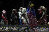 Dalang menampilkan seni pertunjukan wayang kulit pada Festival Wayang Dunia di Taman Kota Denpasar, Bali, Kamis (27/4/2023). Festival yang digelar oleh Union Internationale de la Marionnette d'Indonesie (UNIMA Indonesia) atau Perserikatan Wayang Internasional Indonesia pada 27-28 April 2023 tersebut untuk mengedukasi generasi muda dan menghibur masyarakat serta wisatawan sebagai upaya pelestarian kesenian wayang. ANTARA FOTO/Nyoman Hendra Wibowo/wsj.