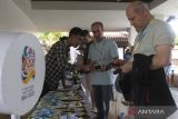 Delegasi melakukan registrasi saat persiapan Chef de Mission (CdM) Meeting 2nd ANOC World Beach Games 2023 di Nusa Dua, Bali, Jumat (28/4/2023). Pertemuan yang digelar di Bali tersebut diikuti perwakilan National Olympic Committee (NOC) dari 69 negara yang berlangsung pada 28 April hingga 1 Mei 2023. ANTARA FOTO/Nyoman Hendra Wibowo/wsj.
