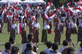 Tarian Jokowi dengan masyarakat di pinggir pantai Kota Kupang