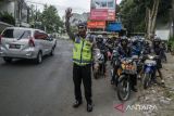 Anggota Polisi Satlantas Polres Cimahi mengatur lalulintas saat pemberlakuan oneway di jalur arteri wisata Lembang, Kabupaten Bandung Barat, Jawa Barat, Sabtu (29/4/2023). Satlantas Polres Cimahi memperkirakan ada pergerakan sedikitnya total 40 ribu kendaraan yang mengarah ke Lembang dan mengarah ke Bandung pada libur panjang akhir pekan dan lebaran yang membuat jalur arteri wisata lembang terpantau padat. ANTARA FOTO/Novrian Arbi/agr