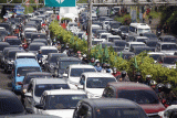 Kendaraan wisatawan terjebak macet saat pemberlakuan rekayasa lalu lintas sistem satu arah (one way) jalur wisata Puncak di Gadog, Kabupaten Bogor, Jawa Barat, Sabtu (29/4/2023). Polres Bogor memberlakukan sistem satu arah (one way) dan pemberlakuan ganjil genap nomor kendaraan untuk mengurai kemacetan pada libur panjang akhir pekan serta libur Hari Buruh (1/5/2023). ANTARA FOTO/Yulius Satria Wijaya/pras.
