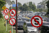 Kendaraan wisatawan terjebak macet saat pemberlakuan rekayasa lalu lintas sistem satu arah (one way) jalur wisata Puncak di Gadog, Kabupaten Bogor, Jawa Barat, Sabtu (29/4/2023). Polres Bogor memberlakukan sistem satu arah (one way) dan pemberlakuan ganjil genap nomor kendaraan untuk mengurai kemacetan pada libur panjang akhir pekan serta libur Hari Buruh (1/5/2023). ANTARA FOTO/Yulius Satria Wijaya/pras.
