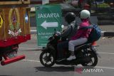 Kendaraan melintasi Jalan arteri pantura Lohbener, Indramayu, Jawa Barat, Minggu (30/4/2023). Dinas Perhubungan Indramayu mencatat jumlah pemudik yang menggunakan kendaraan roda dua pada arus balik dari arah Jateng menuju Jakarta hingga H+7 Lebaran sebanyak 502.326 unit kendaraan dan diprediksi akan terus meningkat. ANTARA FOTO/Dedhez Anggara/agr