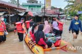 BPBD OKU Sumsel beri bantuan warga beraktivitas di tengah banjir