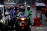 Hindari jas hujan ponco ketika berkendara saat hujan