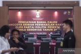 Petugas berada di ruangan pengajuan pengajuan bakal calon anggota DPR, DPRD Provinsi dan DPRD Kabupaten/Kota oleh partai politik serta pendaftaran calon DPD untuk  peserta Pemilu serentak tahun 2024 di Kantor KPU, Jakarta, Minggu (30/4/2023). KPU membuka pengajuan untuk bakal calon anggota legistatif DPR, DPRD Provinsi, DPRD Kabupaten/Kota dan DPD itu mulai 1-14 Mei 2023. ANTARA FOTO/Aprillio Akbar/wsj.