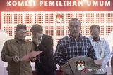 Ketua Komisi Pemilihan Umum (KPU) Hasyim Asy'ari (kedua kanan) didampingi Komisioner Idham Holik (kanan), August Mellaz (kedua kiri), dan Mochamad Afifuddin (kiri) berbicara dalam konferensi pers terkait pengajuan bakal calon anggota DPR, DPRD Provinsi dan DPRD Kabupaten/Kota oleh partai politik serta pendaftaran calon DPD untuk  peserta Pemilu serentak tahun 2024 di Kantor KPU, Jakarta, Minggu (30/4/2023). KPU membuka pengajuan untuk bakal calon anggota legistatif DPR, DPRD Provinsi, DPRD Kabupaten/Kota dan DPD itu mulai 1-14 Mei 2023. ANTARA FOTO/Aprillio Akbar/wsj.