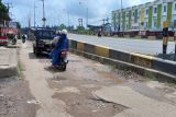 Jalan di bawah flyover menuju Pasar Natar rusak cukup parah