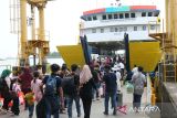 Calon penumpang  tujuan Pulau Sabang  berjalan menuju  kapal roro KMP BRR  di pelabuhan penyeberangan, Ulee Lheue, Banda Aceh, Aceh, Minggu (30/4/2023).  PT ASDP Indonesia Ferry Cabang Banda Aceh mencatat jumlah kedatangan dan keberangkatan penumpang kapal pada arus balik  mudik  liburan Idul Fitri 1444 Hijriyah  hingga tanggal 29 April 2023  di pelabuhan penyeberangan tersebut mencapai 60.000 orang. ANTARA FOTO/Ampelsa.