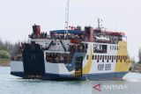 Kapal roro KMP BRR  mengangkut penumpang  bersiap meninggalkan pelabuhan penyeberangan, Ulee Lheue, Banda Aceh, Aceh, Minggu (30/4/2023).  PT ASDP Indonesia Ferry Cabang Banda Aceh mencatat jumlah kedatangan dan keberangkatan penumpang kapal pada arus balik  mudik  liburan Idul Fitri 1444 Hijriyah  hingga tanggal 29 April 2023  di pelabuhan penyeberangan tersebut mencapai 60.000 orang. ANTARA FOTO/Ampelsa.