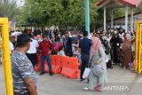 Sejumlah calon penumpang  tujuan Pulau Sabang  menunggu pemberangkatan di pelabuhan penyeberangan, Ulee Lheue, Banda Aceh, Aceh, Minggu (30/4/2023).  PT ASDP Indonesia Ferry Cabang Banda Aceh mencatat jumlah kedatangan dan keberangkatan penumpang kapal pada arus balik  mudik  liburan Idul Fitri 1444 Hijriyah  hingga tanggal 29 April 2023  di pelabuhan penyeberangan tersebut mencapai 60.000 orang. ANTARA FOTO/Ampelsa.