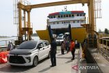 Penumpang dari Pulau Sabang  turun dari kapal roro KMP BRR saat tiba di pelabuhan penyeberangan, Ulee Lheue, Banda Aceh, Aceh, Minggu (30/4/2023).  PT ASDP Indonesia Ferry Cabang Banda Aceh mencatat jumlah kedatangan dan keberangkatan penumpang kapal pada arus balik  mudik  liburan Idul Fitri 1444 Hijriyah  hingga tanggal 29 April 2023  di pelabuhan penyeberangan tersebut mencapai 60.000 orang. ANTARA FOTO/Ampelsa.