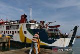 Kapal roro KMP BRR  mengangkut penumpang  dari Pulau Sabang tiba di pelabuhan penyeberangan, Ulee Lheue, Banda Aceh, Aceh, Minggu (30/4/2023).  PT ASDP Indonesia Ferry Cabang Banda Aceh mencatat jumlah kedatangan dan keberangkatan penumpang kapal pada arus balik  mudik  liburan Idul Fitri 1444 Hijriyah  hingga tanggal 29 April 2023  di pelabuhan penyeberangan tersebut mencapai 60.000 orang. ANTARA FOTO/Ampelsa.