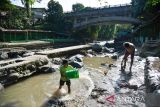 Warga membersihkan lumpur usai terjadi banjir bandang di Sembahe, Deli Serdang, Sumatera Utara, Senin (1/5/2023). Berdasarkan data Badan Penanggulangan Bencana Daerah (BPBD) Provinsi Sumatera Utara, banjir bandang yang terjadi pada Minggu 30 April 2023 tersebut mengakibatkan sejumlah fasilitas wisata alam pemandian sungai rusak, dua unit rumah rusak dan satu mobil mini bus terseret arus. ANTARA FOTO/Fransisco Carolio