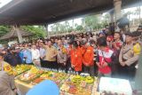 Gubernur Sumsel dan ribuan buruh potong tumpeng saat demo