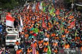 Ribuan buruh melakukan konvoi di Jalan Basuki Rahmat, Surabaya, Jawa Timur, Senin (1/5/2023). Aksi ribuan buruh itu untuk memperingati Hari Buruh (May Day). ANTARA Jatim/Didik Suhartono/zk 