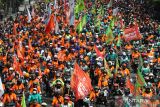 Ribuan buruh melakukan konvoi di Jalan Basuki Rahmat, Surabaya, Jawa Timur, Senin (1/5/2023). Aksi ribuan buruh itu untuk memperingati Hari Buruh (May Day). ANTARA Jatim/Didik Suhartono/zk 