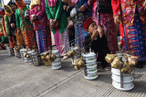 Sejumlah warga membawa rantang makanan saat mengikuti Lebaran Kukusan di Kawasan Kukusan, Depok, Jawa Barat, Minggu (30/4/2023). Kegiatan silahturahmi tersebut bertemakan Lebaran Kukusan dengan kegiatan pawai rantangan dan makan bareng sebagai rangkaian napak tilas suasana Lebaran pada tempo dulu. ANTARA FOTO/Asprilla Dwi Adha/foc.
